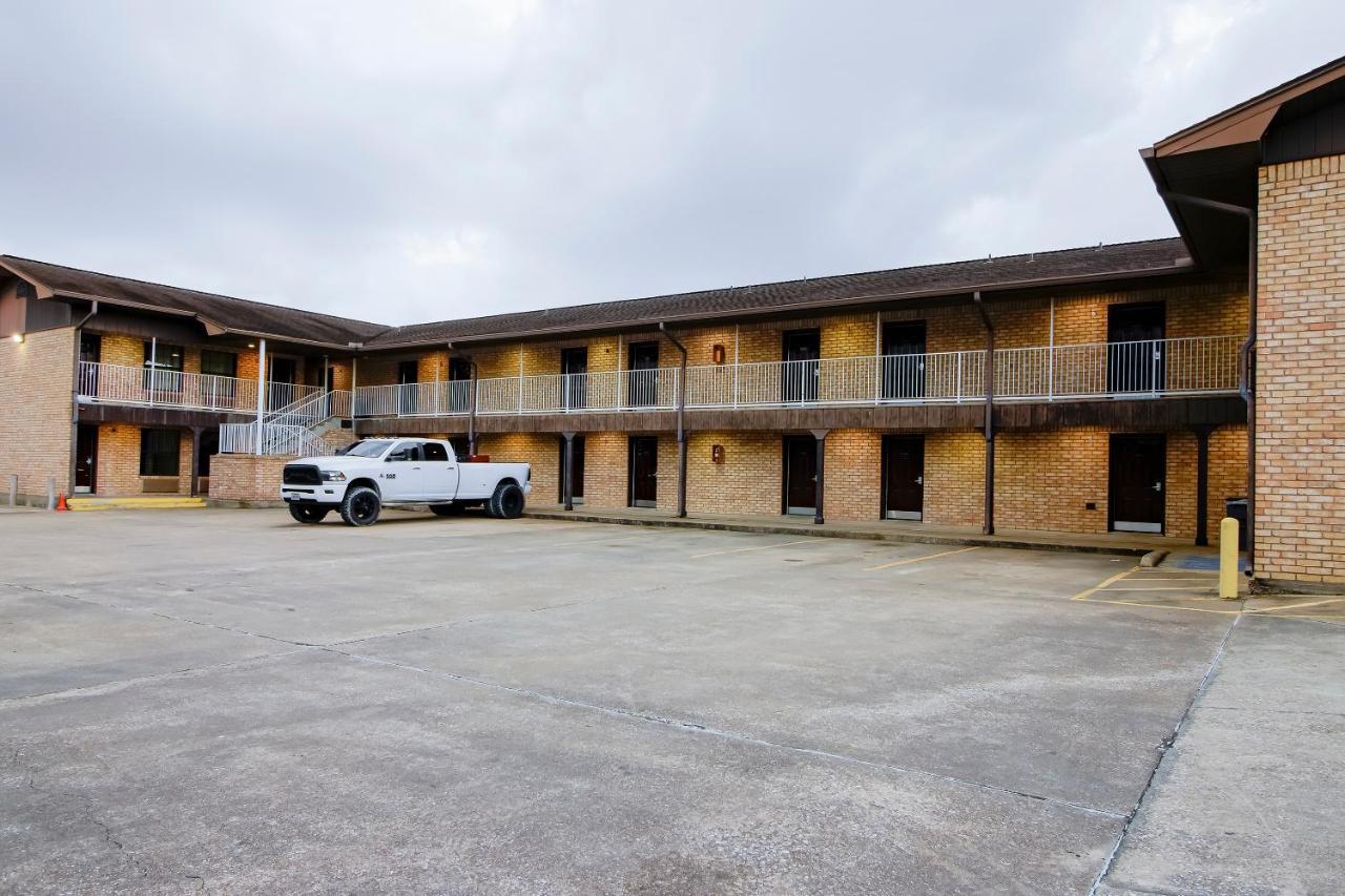 Oyo Pinewood Inn & Suites Silsbee Exterior foto