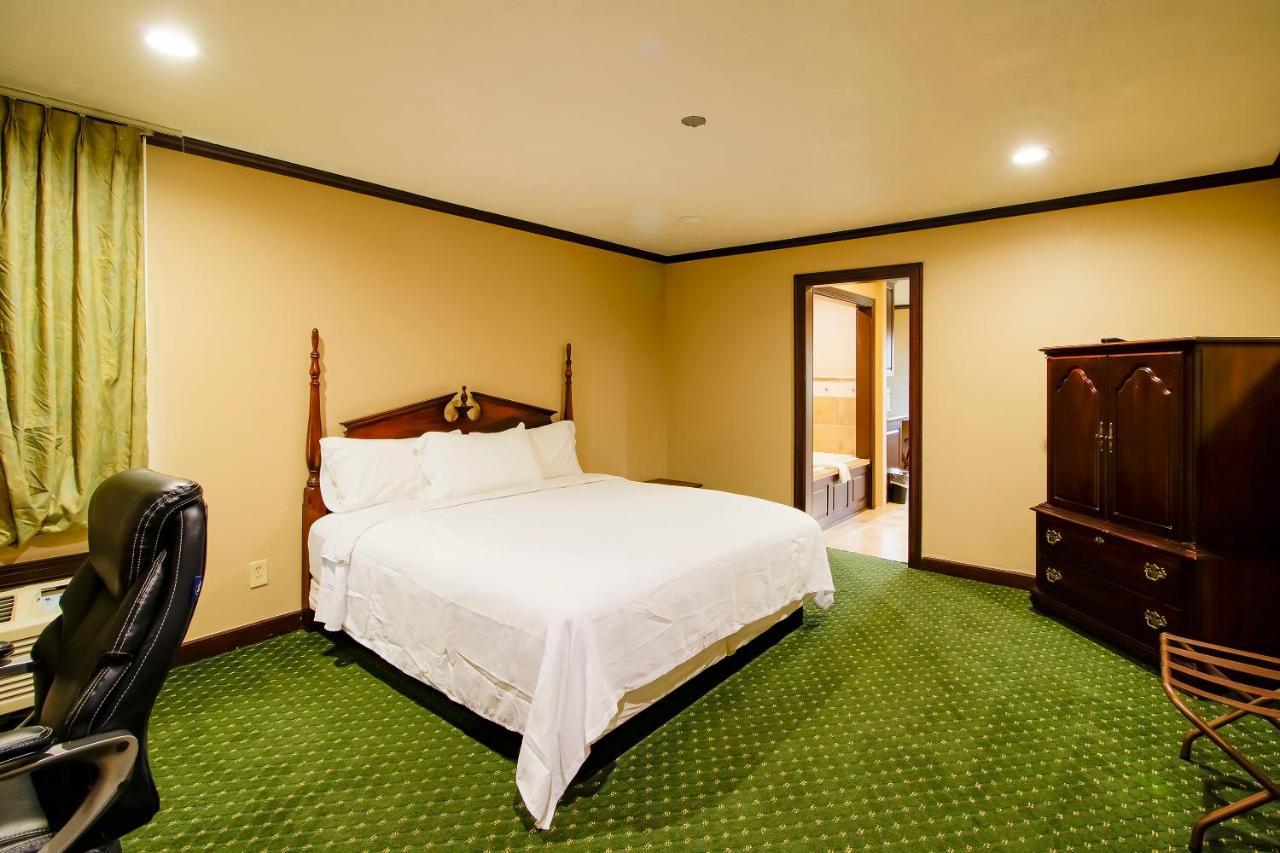 Oyo Pinewood Inn & Suites Silsbee Exterior foto
